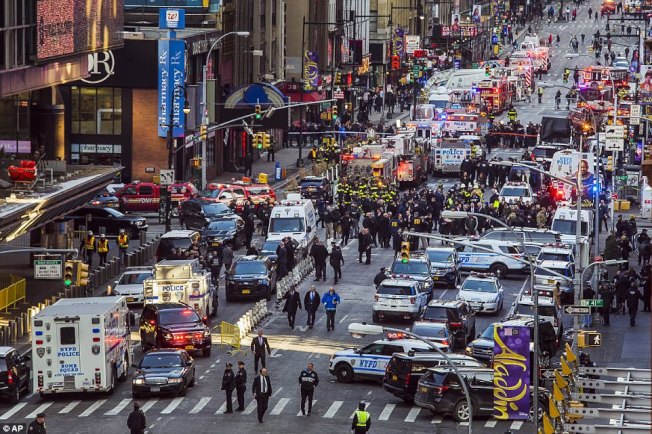 纽约曼哈顿巴士/地铁总站11日上午发生恐袭，警方大动员。(Getty Images)