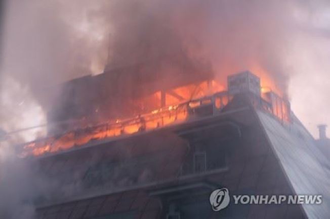 韩国消防机构表示，中部堤川市一栋8层楼的健身中心21日发生大火。（韩联社提供）