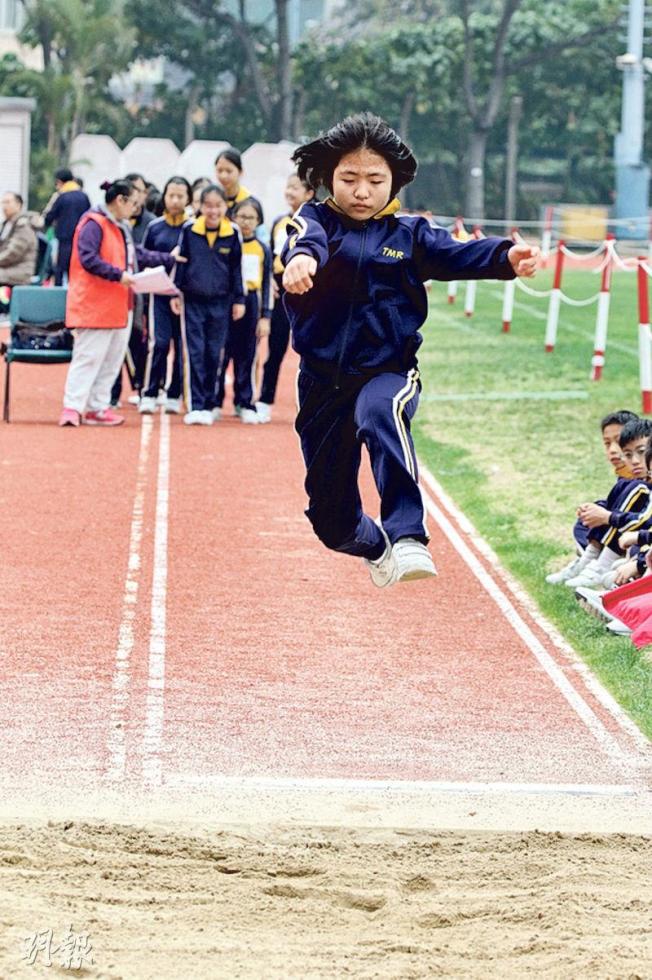 遇害女童曾在学校运动会参加跳远比赛。（网络图片）