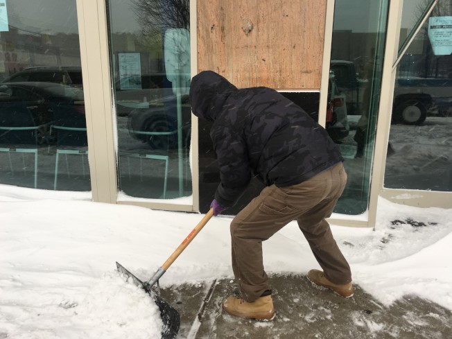 8大道不少商家在下雪时就开始铲雪，律师表示这种行为并不可取。(记者黄伊奕/摄影)