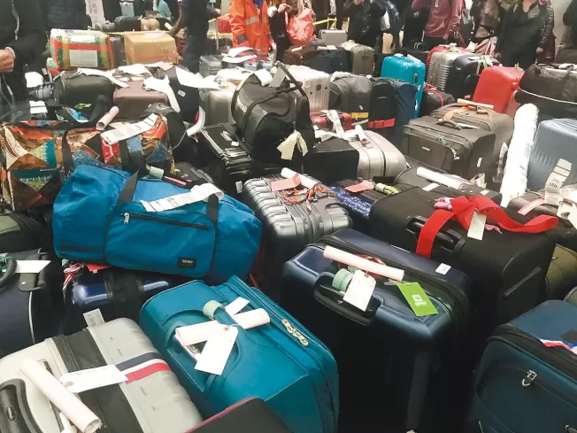 东湾居民卢嘉欣4日从台北直飞纽约，因纽约暴风雪迫降到芝加哥机场，6日凌晨再飞回纽约，没想到有2个行李箱被海关开箱检查，她说这是她遇到的最严厉一次检查。(卢嘉欣供图)