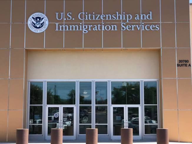 联邦公民及移民服务局(USCIS)表示，现行H-1B工作签证六年期满后延签规定没有改变。(本报档案照片)