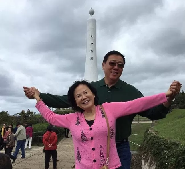61岁华裔夫妇13日被发现陈尸于休士顿家中，两人遭行刑式枪杀。图／取自脸书