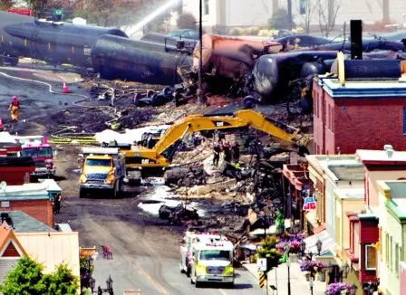 Image result for 魁北克省梅冈蒂克湖镇(Lac-Megantic)运油火车出轨爆炸