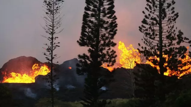 火山岩浆阻断公路。