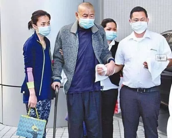 刘銮雄到底有多爱甘比？出街吃饭都要紧紧拉住她的手