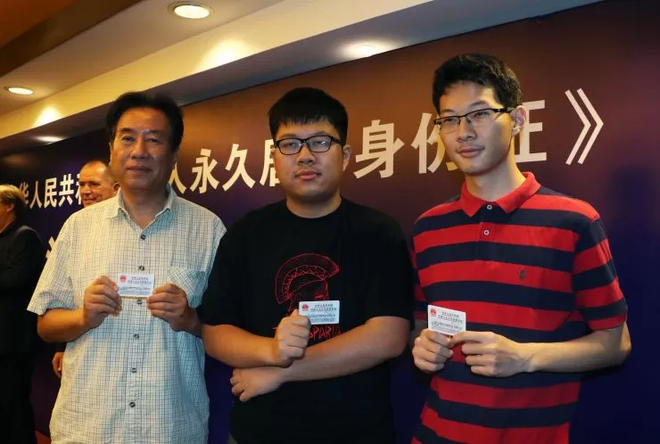 2017年6月16日，三位加拿大籍华人在杭州拿到了《中华人民共和国外国人永久居留身份证》。当天，《中华人民共和国外国人永久居留身份证》在浙江省首发，该证体现了对外籍人士“身份”的认同，在功能上也与中国“身份证”接轨，延伸到了金融、教育、医疗、交通、住宿、通信、工作、税收和社保等日常生活的各个方面。来源：中新社