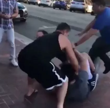 帅哥暴揍2名白人大汉 万人点赞 只因他说出了华人心底的这句话......