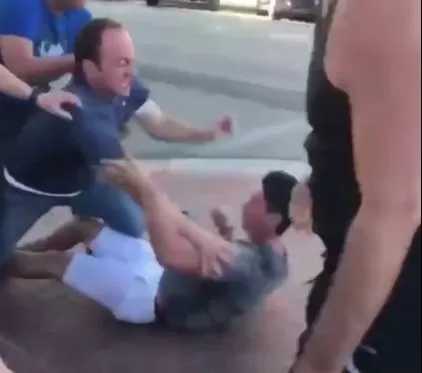 帅哥暴揍2名白人大汉 万人点赞 只因他说出了华人心底的这句话......