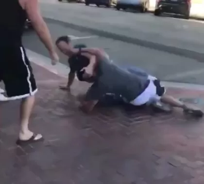 帅哥暴揍2名白人大汉 万人点赞 只因他说出了华人心底的这句话......