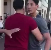 帅哥暴揍2名白人大汉 万人点赞 只因他说出了华人心底的这句话......