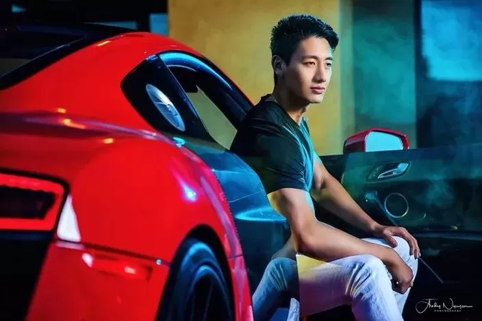 帅哥暴揍2名白人大汉 万人点赞 只因他说出了华人心底的这句话......