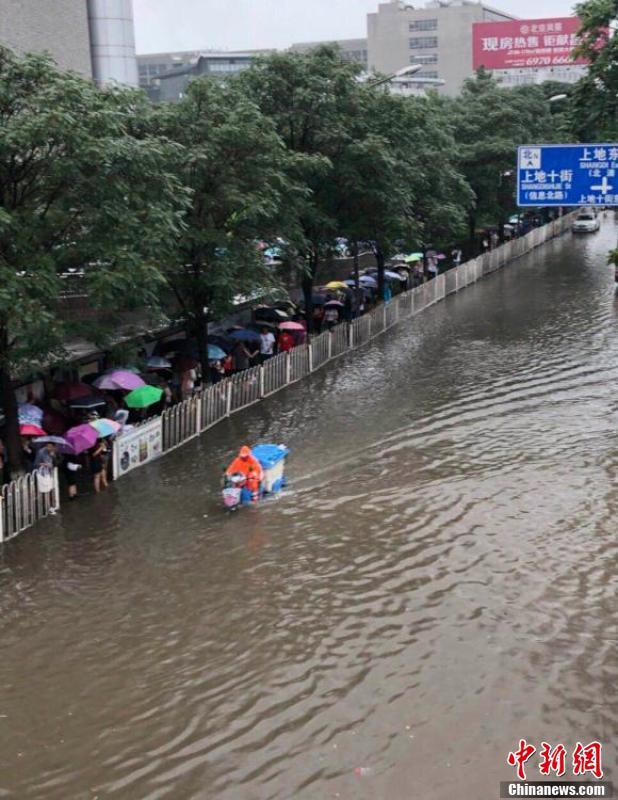 北京城区开启“看海”模式 积水没过小腿