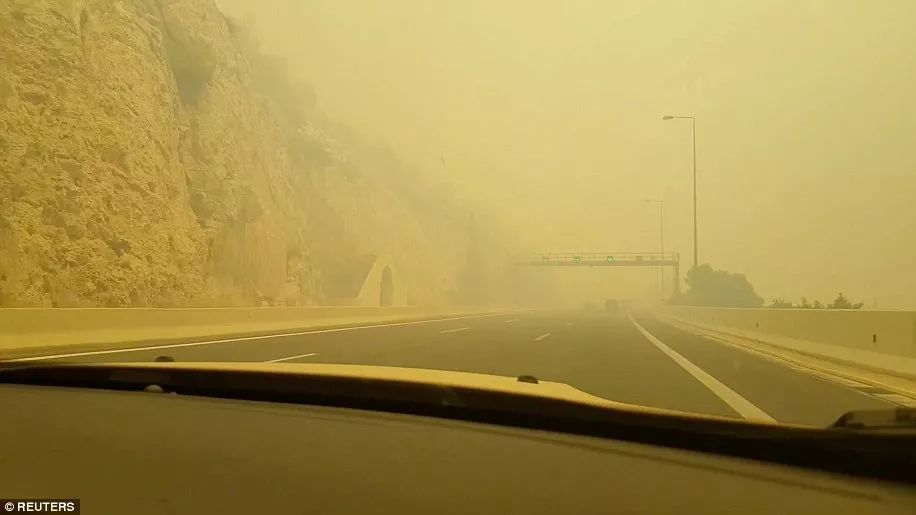 74人被活活烧死！希腊度假胜地发生惨烈火灾，现场宛若庞贝...