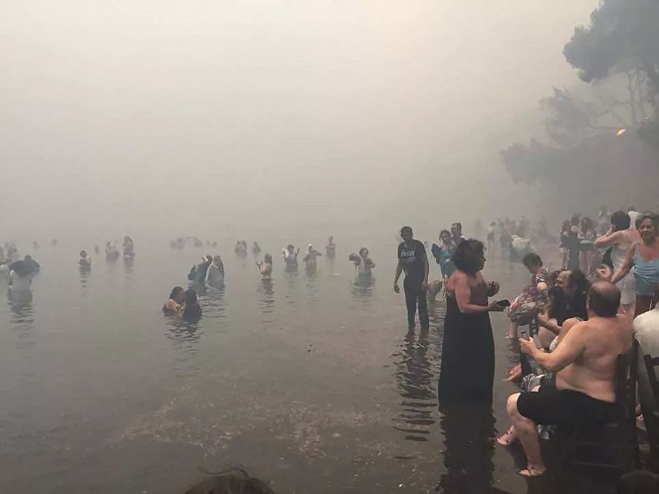 74人被活活烧死！希腊度假胜地发生惨烈火灾，现场宛若庞贝...