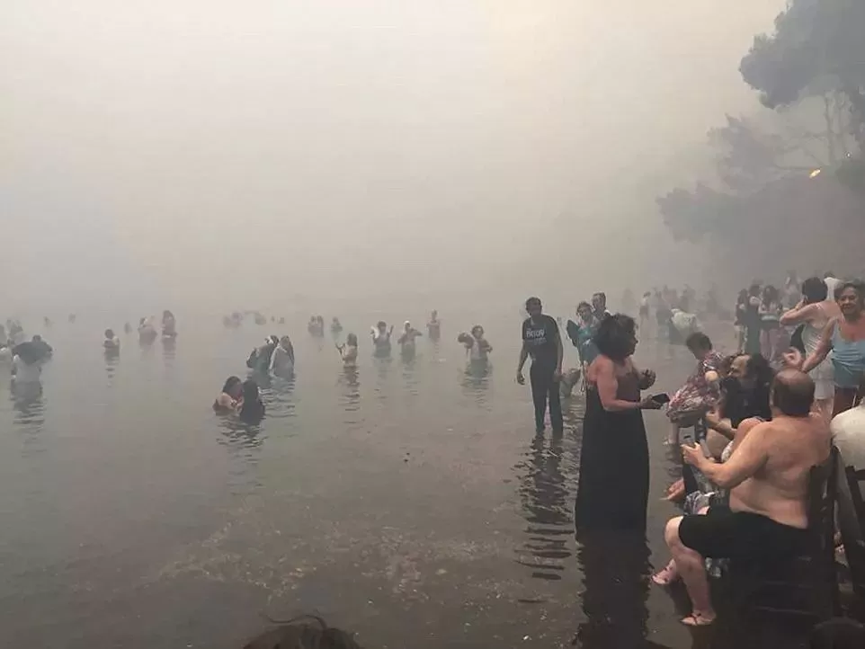 74人被活活烧死！希腊度假胜地发生惨烈火灾，现场宛若庞贝...