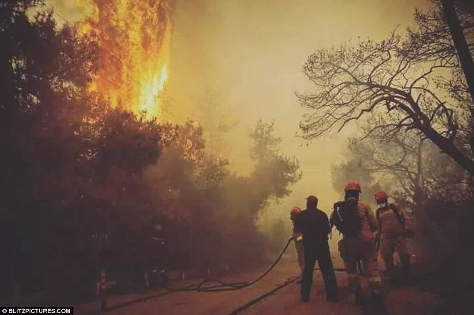 74人被活活烧死！希腊度假胜地发生惨烈火灾，现场宛若庞贝...
