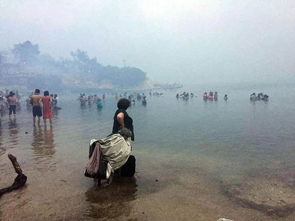 74人被活活烧死！希腊度假胜地发生惨烈火灾，现场宛若庞贝...