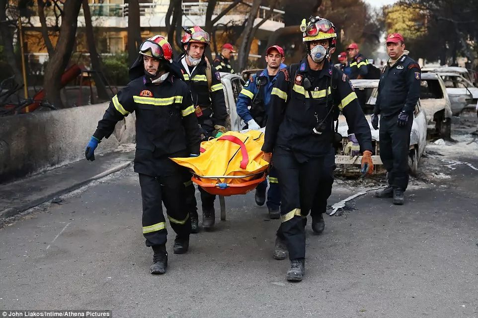 74人被活活烧死！希腊度假胜地发生惨烈火灾，现场宛若庞贝...
