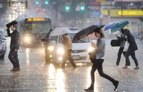 警报！几小时后 暴风雨将袭卷大温！60km/h强风 100mm豪雨 今晚早点回家