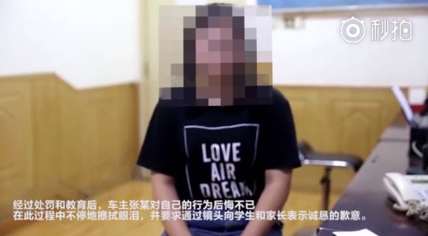 疯转！女子司机开车 车头顶着小学生往前走 身份被扒: 竟然是老师！