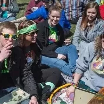 华人家长炸了！UBC竟允许校内吸大麻！温哥华这几所大学却……
