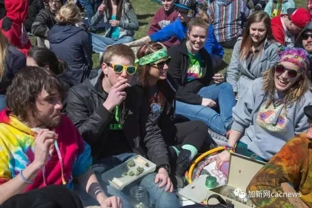 华人家长炸了！UBC竟允许校内吸大麻！温哥华这几所大学却……