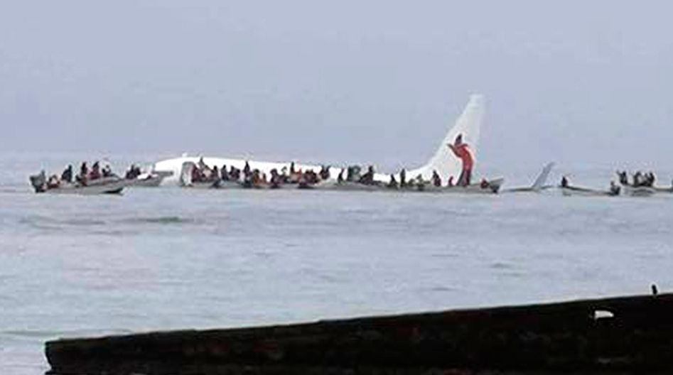 突发! 波音737客机海上坠毁! 2名中国公民重伤 全机绝望哭泣 这时震撼的一幕发生