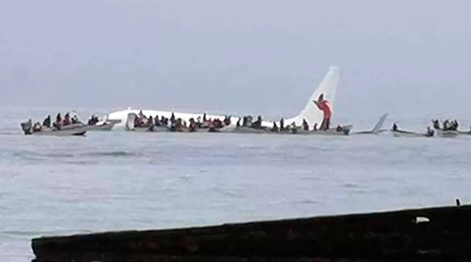 突发! 波音737客机海上坠毁! 2名中国公民重伤 全机绝望哭泣 这时震撼的一幕发生