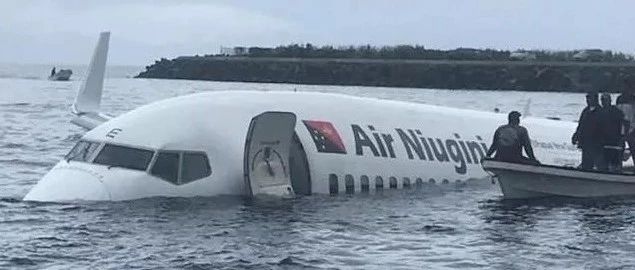 突发! 波音737客机海上坠毁! 2名中国公民重伤 全机绝望哭泣 这时震撼的一幕发生