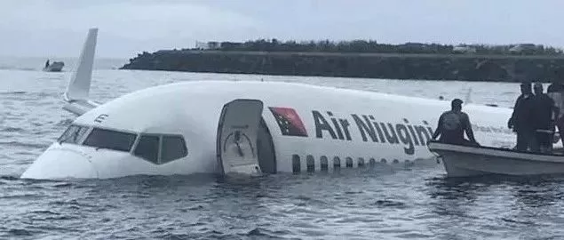 突发! 波音737客机海上坠毁! 2名中国公民重伤 全机绝望哭泣 这时震撼的一幕发生