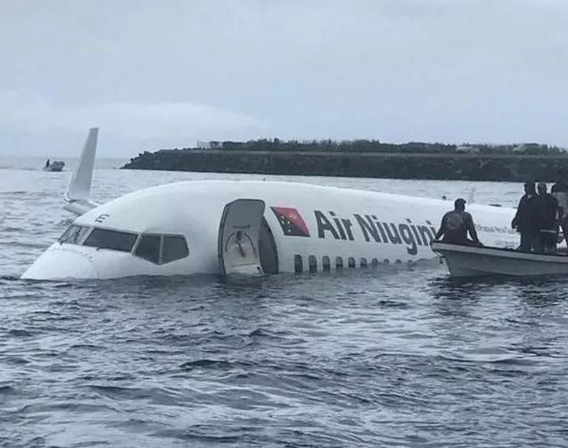 突发! 波音737客机海上坠毁! 2名中国公民重伤 全机绝望哭泣 这时震撼的一幕发生