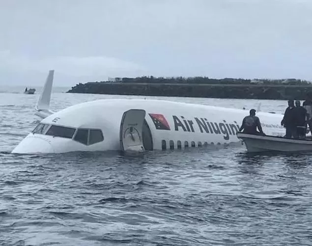突发! 波音737客机海上坠毁! 2名中国公民重伤 全机绝望哭泣 这时震撼的一幕发生