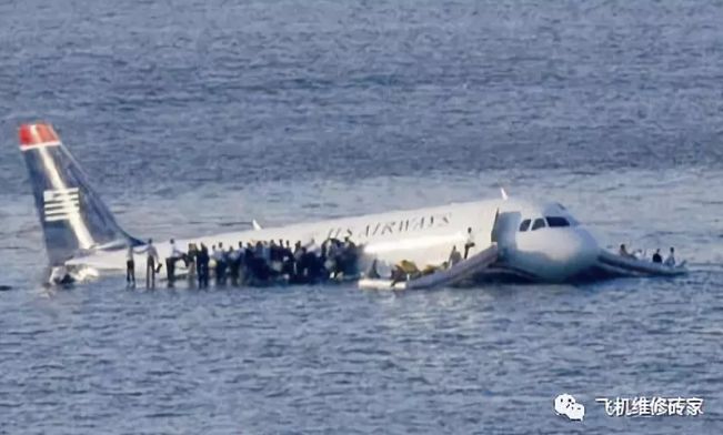 突发! 波音737客机海上坠毁! 2名中国公民重伤 全机绝望哭泣 这时震撼的一幕发生