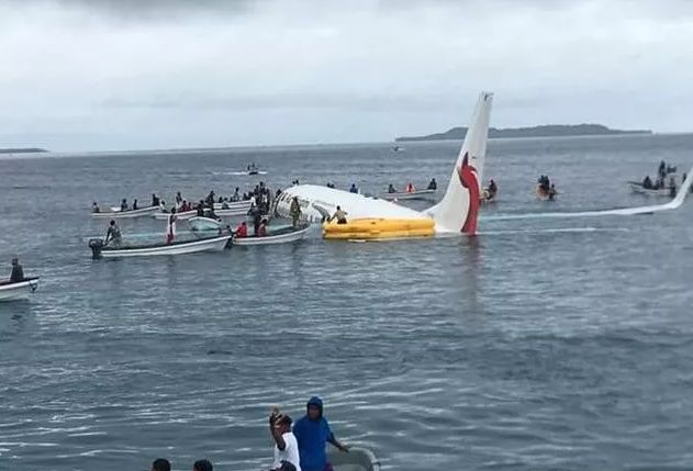 突发! 波音737客机海上坠毁! 2名中国公民重伤 全机绝望哭泣 这时震撼的一幕发生