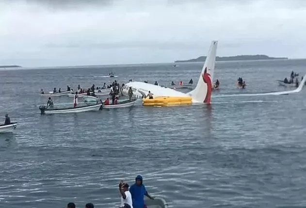 突发! 波音737客机海上坠毁! 2名中国公民重伤 全机绝望哭泣 这时震撼的一幕发生