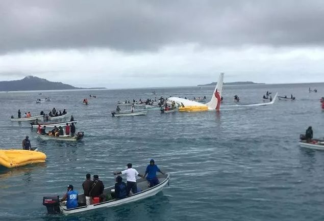 突发! 波音737客机海上坠毁! 2名中国公民重伤 全机绝望哭泣 这时震撼的一幕发生