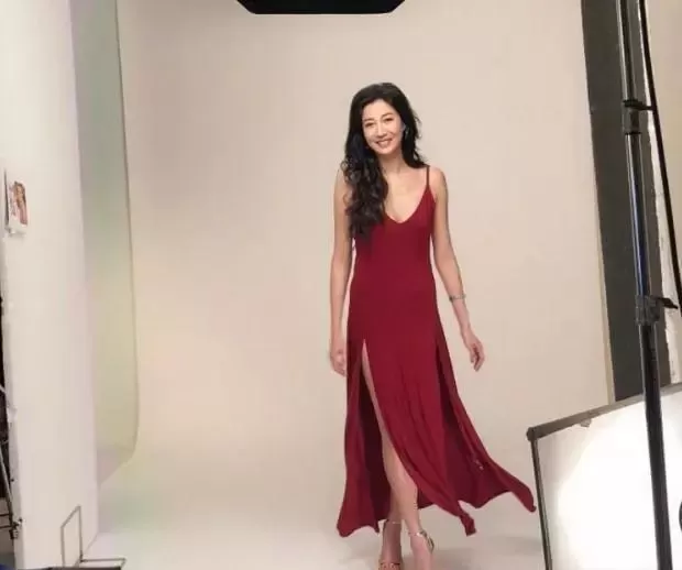 辣眼睛！小龙女吴卓林晒多张大尺度照片！妈妈吴绮莉在同一天却……