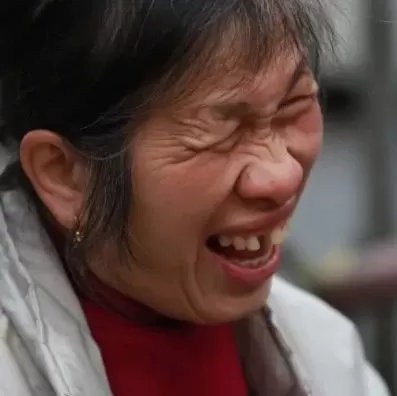 感动加拿大！翻垃圾21年 捡瓶子换了$15000 这位大姐全捐给了……