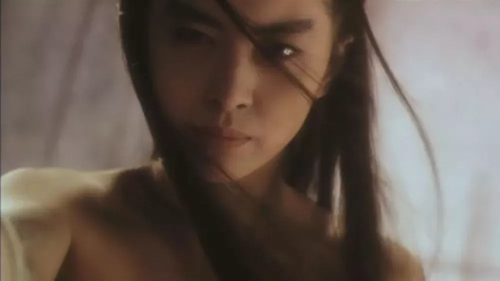 惊艳！王祖贤枫叶下玩自拍 美哭网友 51岁的她在温哥华活成了这样