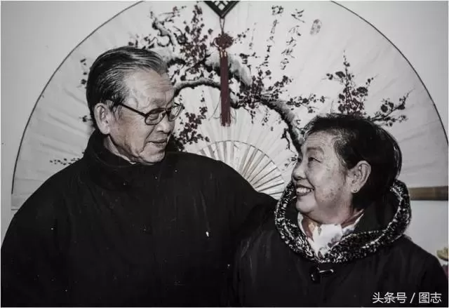 一张照片看哭亿万人! 重症监护室 老人用最后一丝力气对妻子说: 亲亲, 亲亲...
