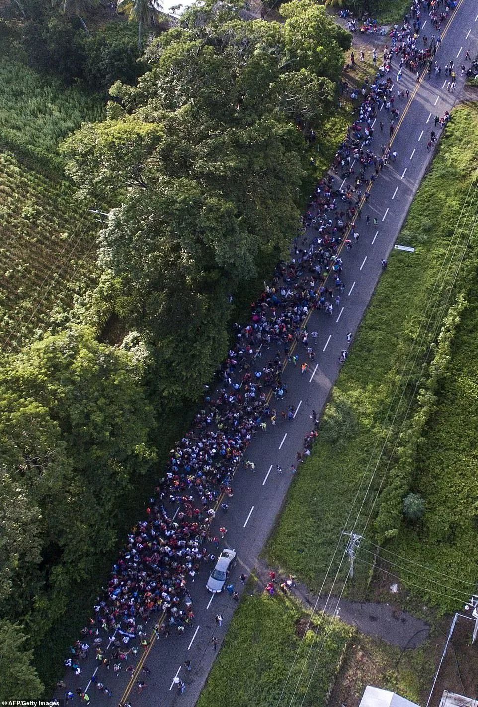 场面壮观！7000移民大军向美国挺进 翻墙跳河游泳 无人可挡！特朗普急疯了