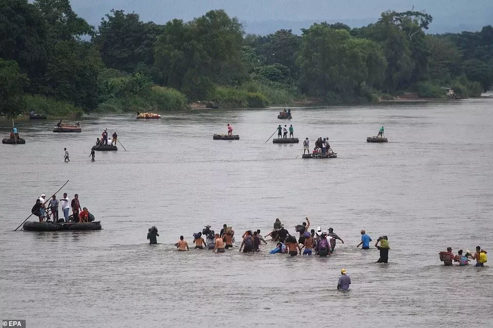 场面壮观！7000移民大军向美国挺进 翻墙跳河游泳 无人可挡！特朗普急疯了