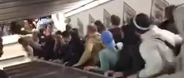 可怕！扶梯突然失控 人群卷入底部！有人惨遭截肢 温哥华男童被绞断腿