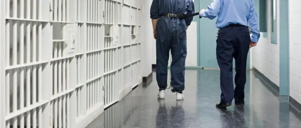BC少年吸大麻嗑药 连杀4人 父母也不放过 现在 37岁的他获假释 就住这里！