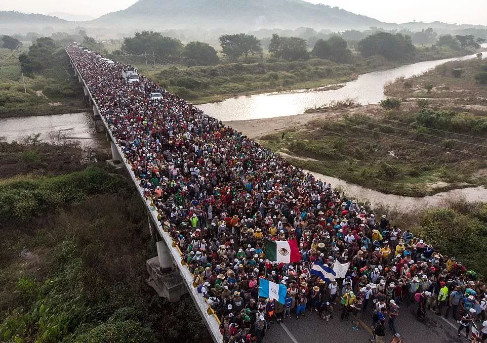 特朗普派出5200重兵！7000非法难民手拉手誓死挺进美国 一场厮杀在所难免