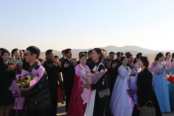 张国立、佟丽娅等中国文艺工作者访朝