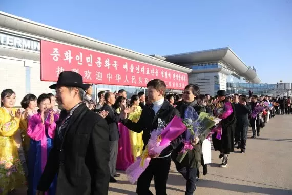 张国立、佟丽娅等中国文艺工作者访朝