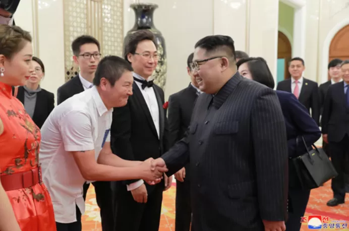 金正恩与中国艺人握手