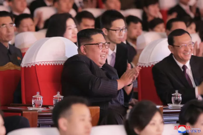 金正恩与中国艺人握手